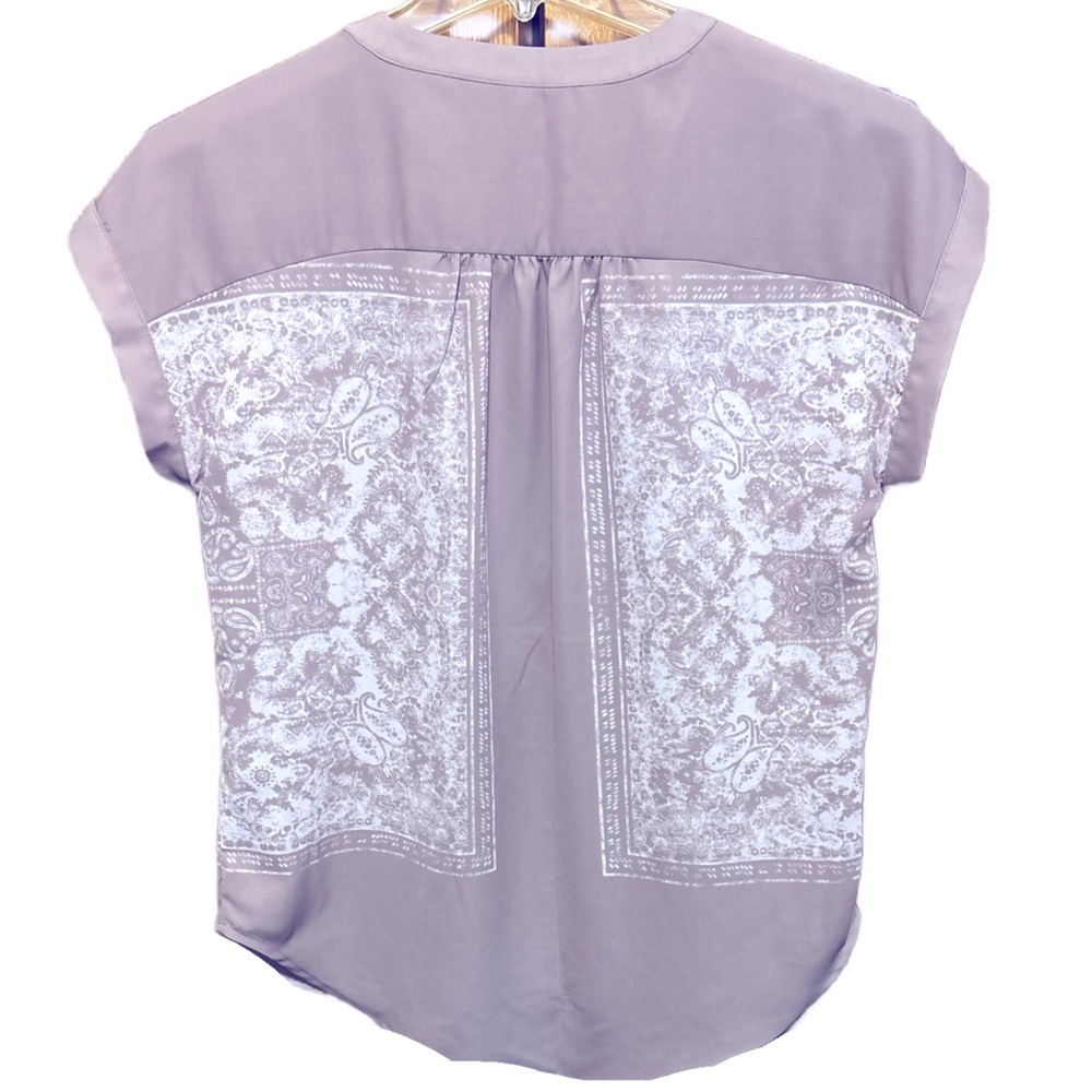 Women’s Simply Vera Wang Medium Lilac Mauve & White Paisley Scroll Design Blouse - Picture 2 of 5